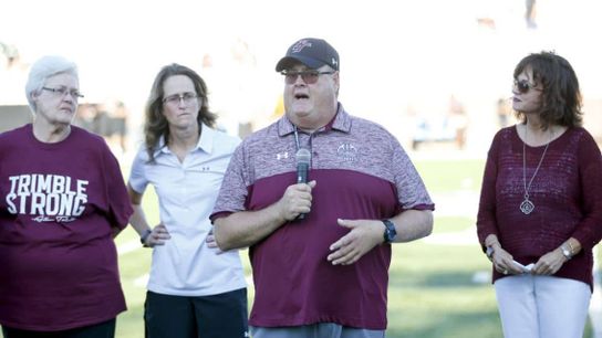 Oklahoma prep coaching legend delivers tear-filled message to team after coaching, in what may be, his final game