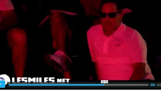 Video: Who wears sunglasses indoors? Les Miles wears sunglasses indoors