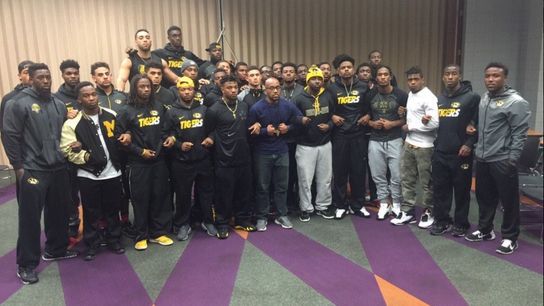 Missouri's black players vow not to practice or play again until the university president resigns (Featured)