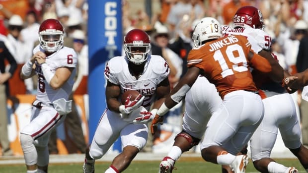 Oct 10, 2015; Dallas, TX, USA; Oklahoma Sooners running back Samaje Perine (32) runs with the ball against the Texas Longhorns during Red River rivalry at Cotton Bowl Stadium. Mandatory Credit: Matthew Emmons-USA TODAY Sports