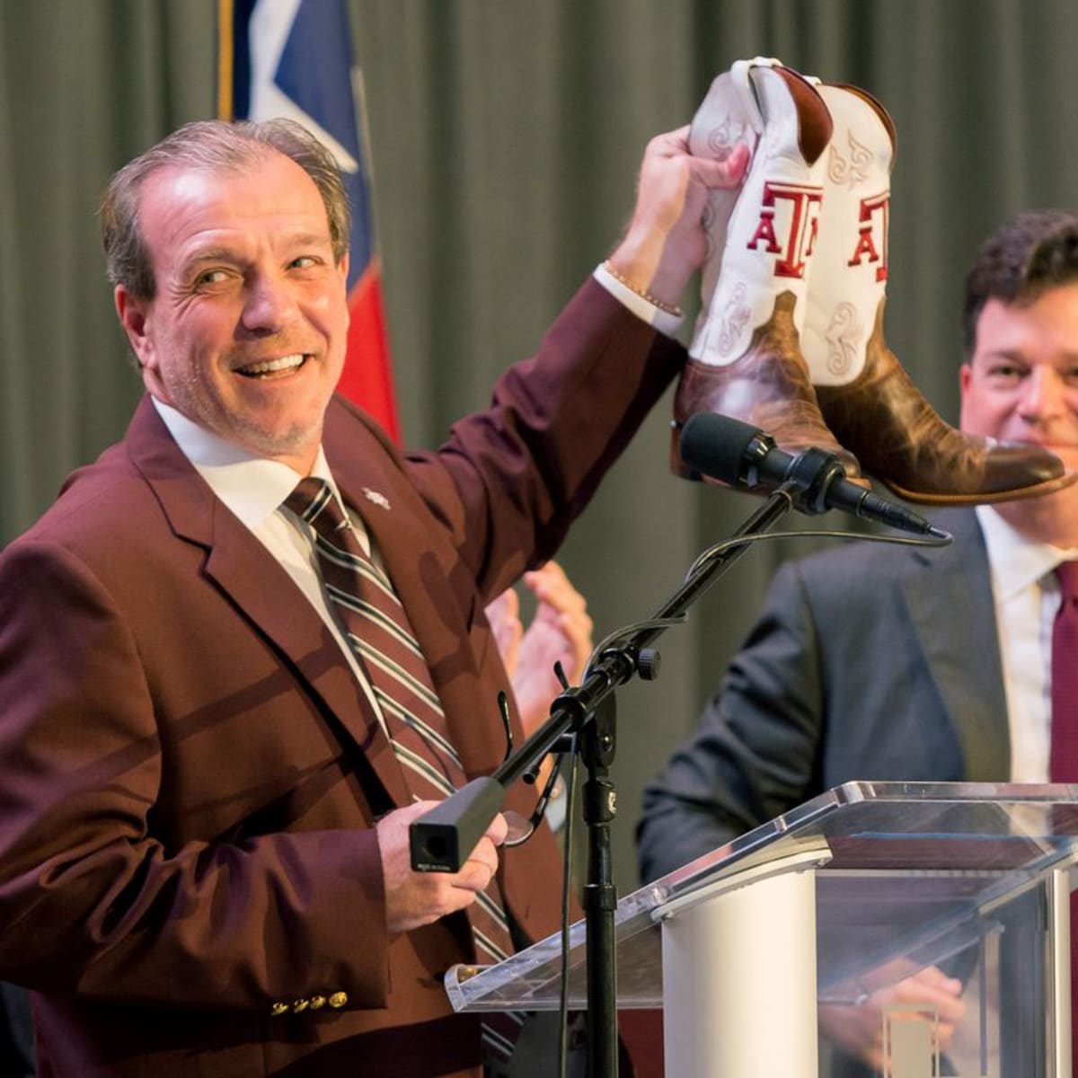 Texas A&M rolls out maroon carpet for coach-to-be Jimbo Fisher