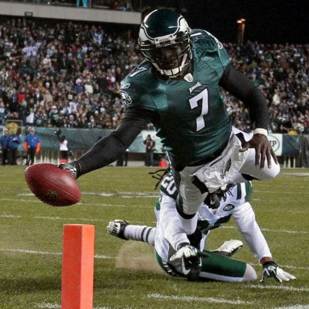 Michael Vick, other pros give flag football debut NFL feel