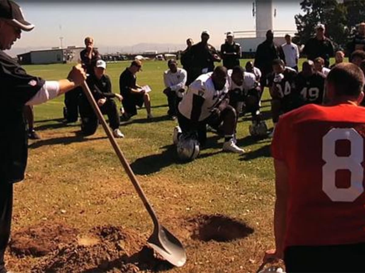 Video: Tampa Bay announces the return of iconic Creamsicle uniforms -  Footballscoop