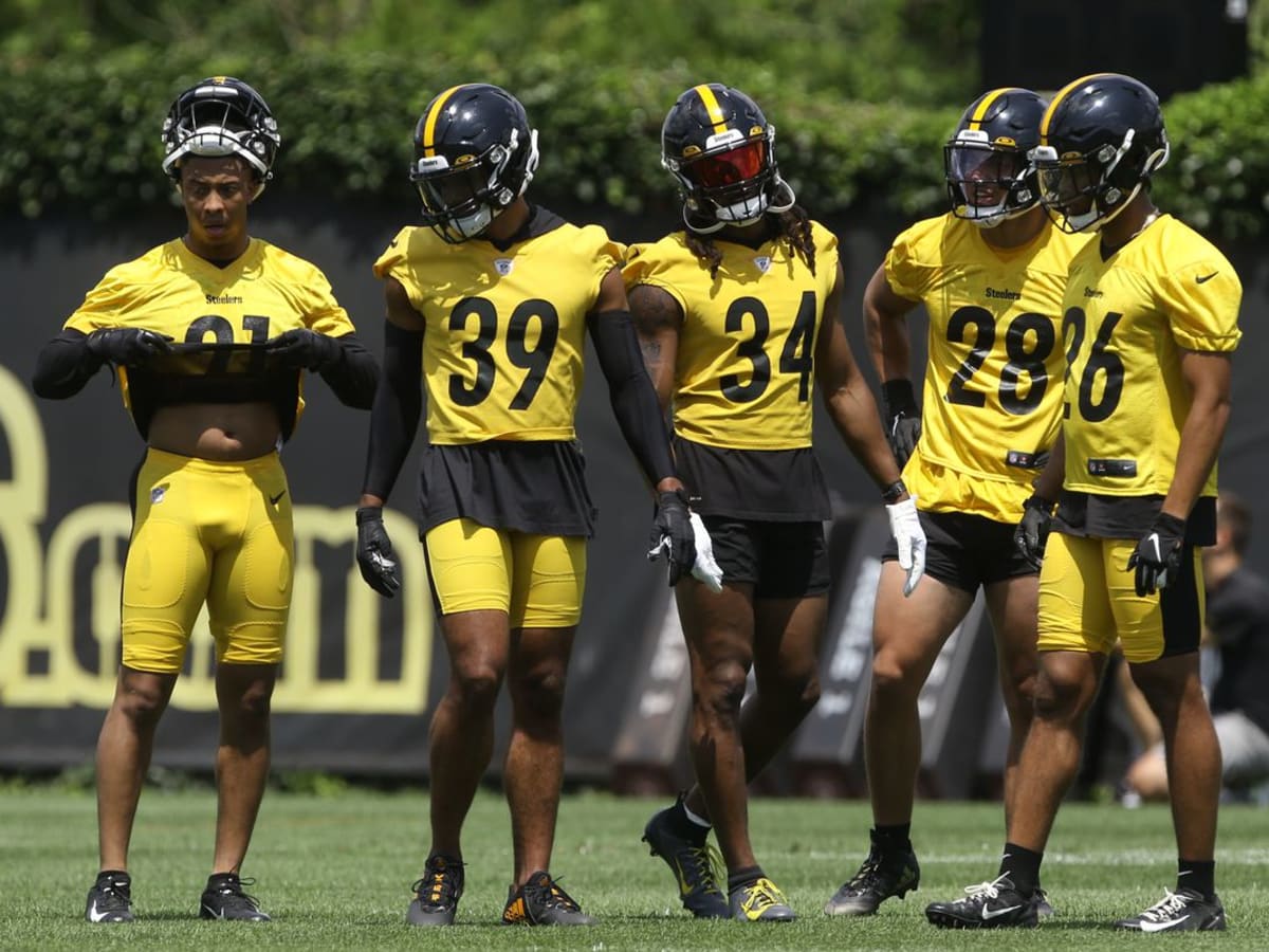 NFL's-steelers-making-non-vaccinated-players-wear-wristbands - Footballscoop