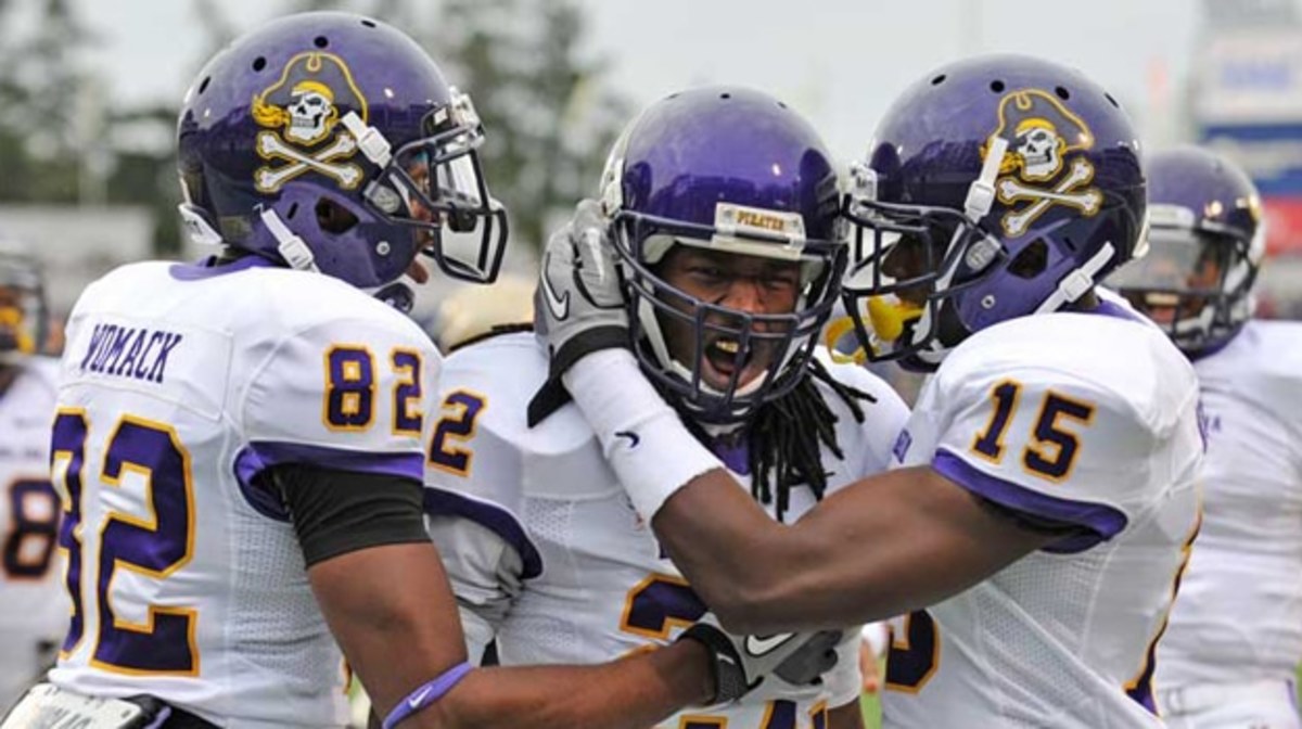 video-of-the-day-2015-ecu-football-intro-footballscoop