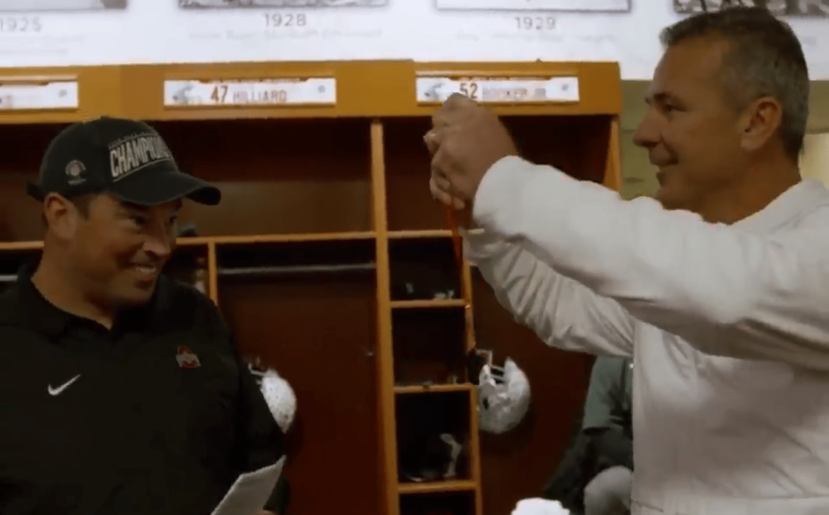 Video: Here's The Moment In The Locker Room Urban Meyer Handed The ...