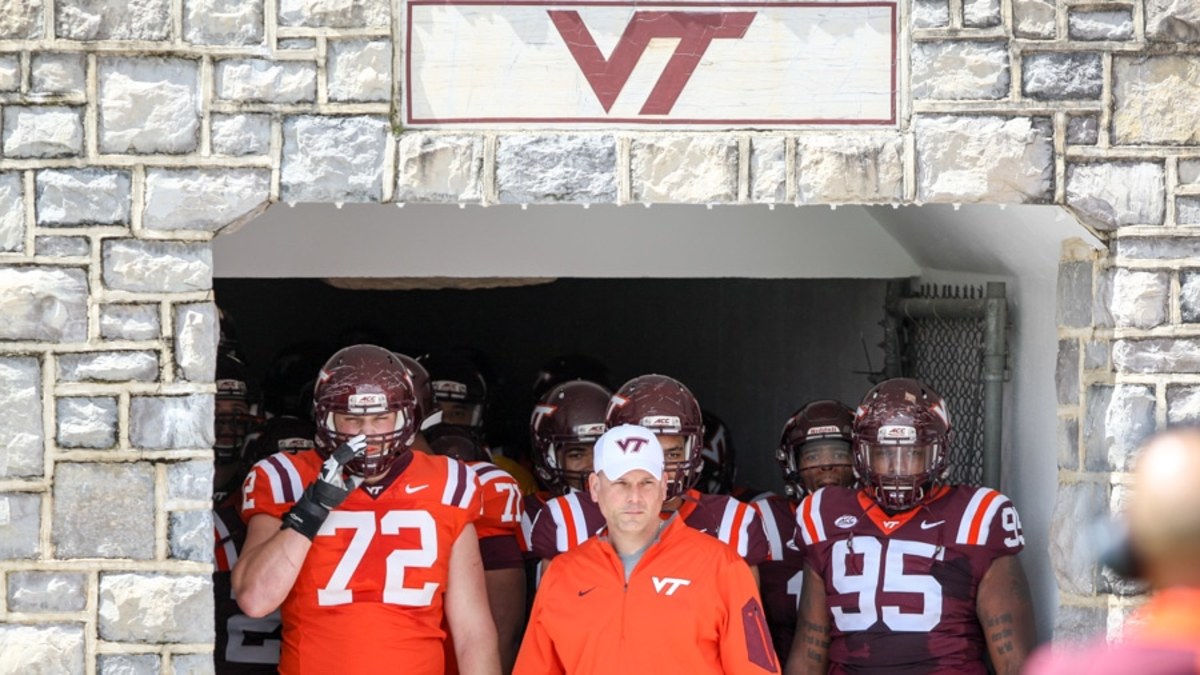 Head coach Justin Fuente stands ready to lead the Hokies out of the tunnel to Enter Sandman for the first time in his career. (Mark Umansky/TheKeyPlay.com)