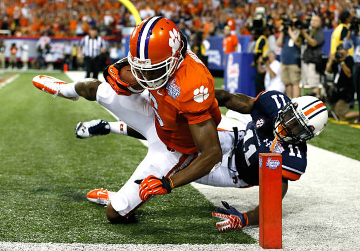 ATLANTA, GA - SEPTEMBER 01:  DeAndre Hopkins #6 of the Clemson Tigers pulls in this touchdown reception against Chris Davis #11 of the Auburn Tigers at Georgia Dome on September 1, 2012 in Atlanta, Georgia.  (Photo by Kevin C. Cox/Getty Images)