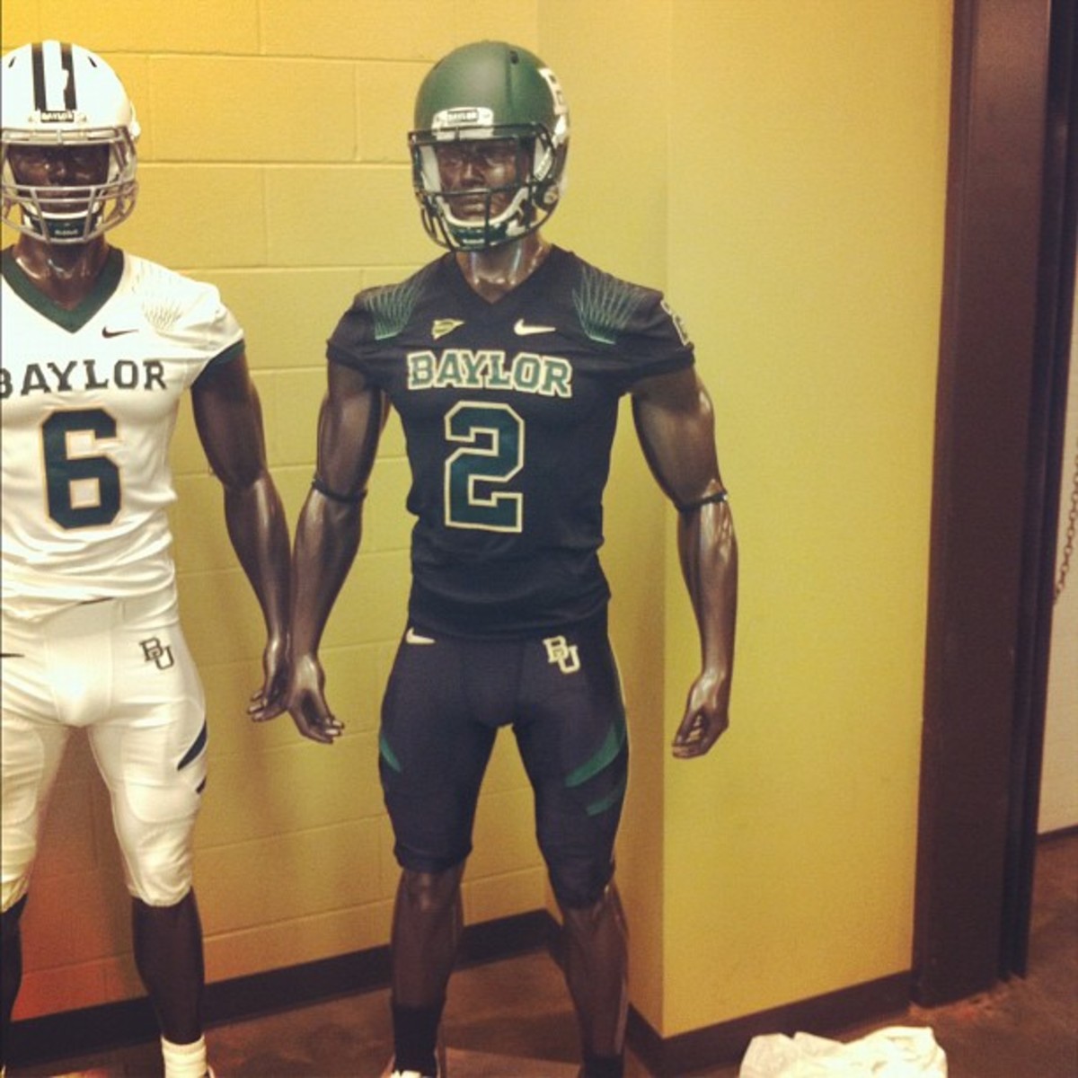 Baylor Unveils New Football Uniforms For 2011 