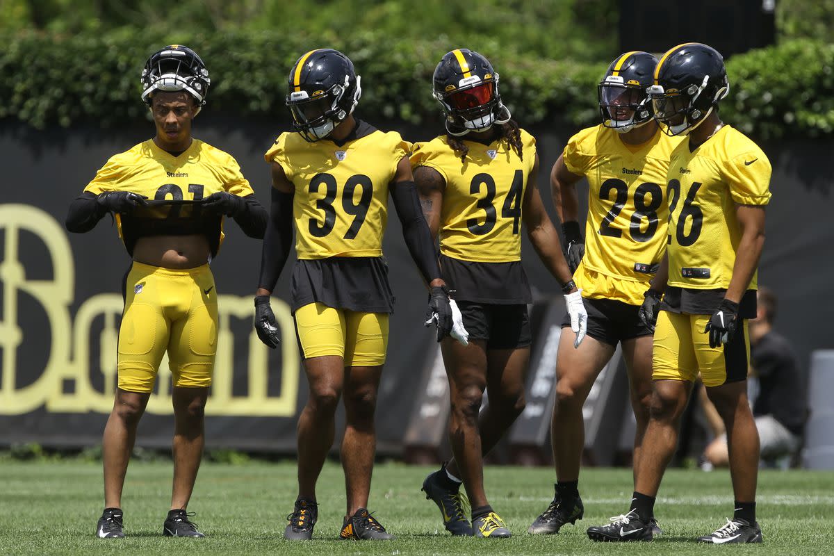 nfl-s-steelers-making-non-vaccinated-players-wear-wristbands