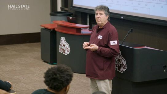 Video: Inside Mike Leach's first team meeting at Mississippi State (Mississippi State)