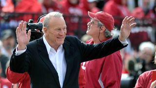 Barry Switzer leading Oklahoma's NIL efforts with plans to pay every Sooner football player (Barry Switzer)