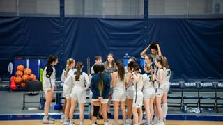 Entire team threatens to quit if veteran coach doesn't submit resignation (women's basketball)