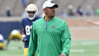Sources: Former Notre Dame wide receivers coach lands at Georgia Tech (Del Alexander)