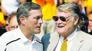 Video: Kirk Ferentz shows the legendary Hayden Fry around the Hawkeyes new facility (Facility)