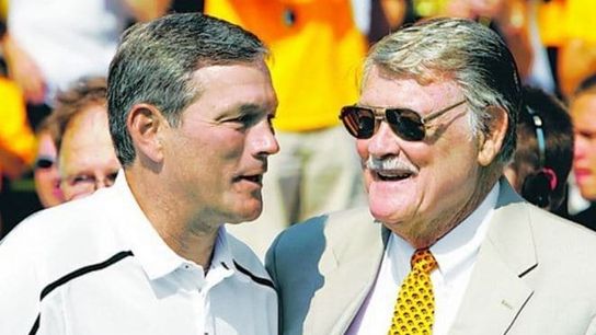 Video: Kirk Ferentz shows the legendary Hayden Fry around the Hawkeyes new facility (Facility)