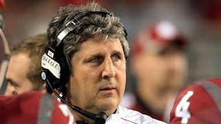 ...that time that Mike Leach signed for a FedEx package naked while hosting his radio show (Featured)
