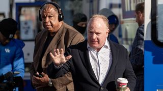 Mark Stoops extends a number of assistants at Kentucky (Mike Stoops)