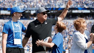 Kentucky coach Mark Stoops pays elegant tribute to late mother Evelyn 'Dee' Stoops (Bob Stoops)