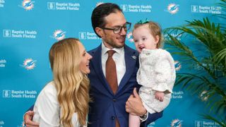 How being a dad has made Mike McDaniel a better head coach (father)