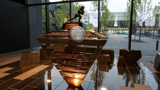 Oregon's display of Marcus Mariota's Heisman Trophy is gorgeous (Oregon)