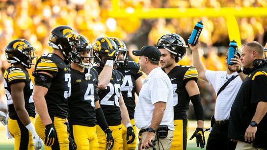 Phil Parker wins 2023 Broyles Award (2023 Broyles Award)