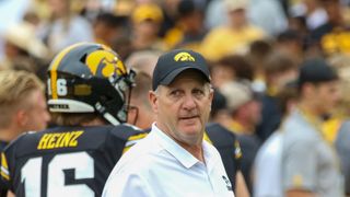 Iowa defensive coordinator Phil Parker suffers significant injury at practice, brushes it off (Phil Parker)