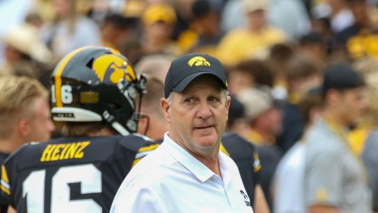Iowa defensive coordinator Phil Parker suffers significant injury at practice, brushes it off (Phil Parker)