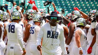 Deion Sanders hosts a press conference like no one has ever seen before (Bowl)