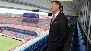 Florida AD Scott Stricklin shares how hiring a new coach is like buying fruit (Scott Stricklin)