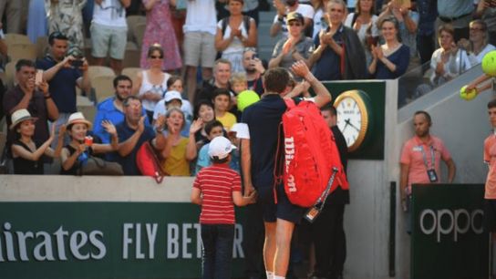 Video: Powerful father-son moment in sport illustrates important lesson every parent can relate to