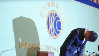 A Japanese college football player committed a late hit, and the entire nation was outraged (Japan)