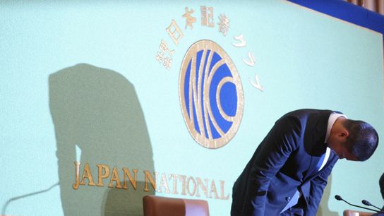 A Japanese college football player committed a late hit, and the entire nation was outraged (Japan)