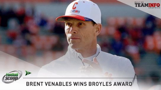 Brent Venables wins Broyles Award (Featured)