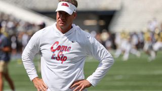 Lane Kiffin trolls rival Auburn's unique play-calling setup (Hugh Freeze)